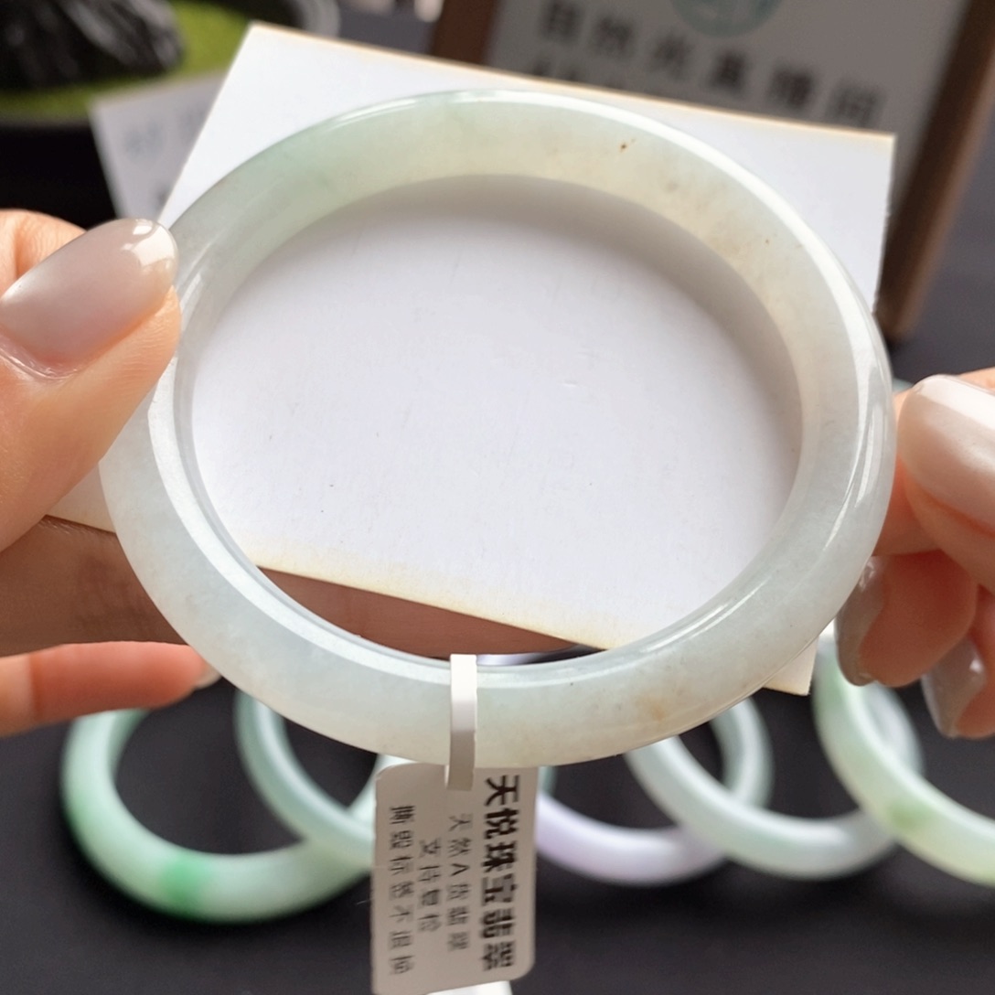 翡翠手镯（圆镯）未镶嵌种水很好  香