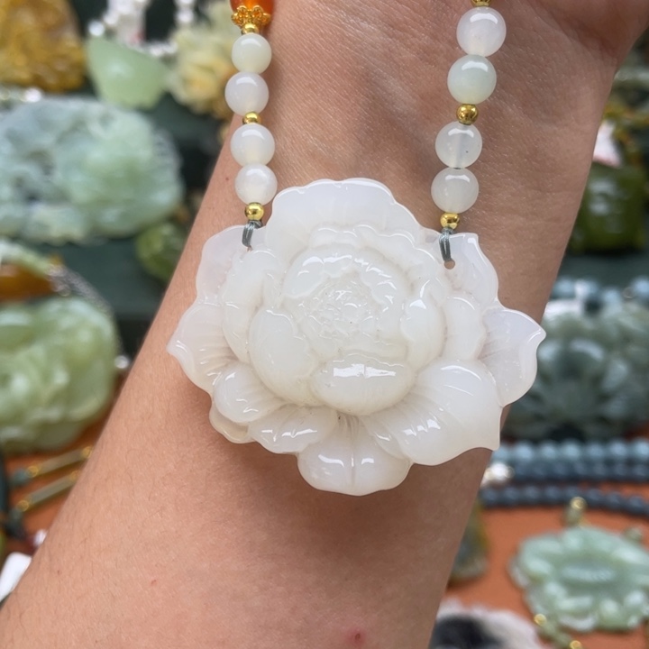 蛇纹石玉吊坠合金