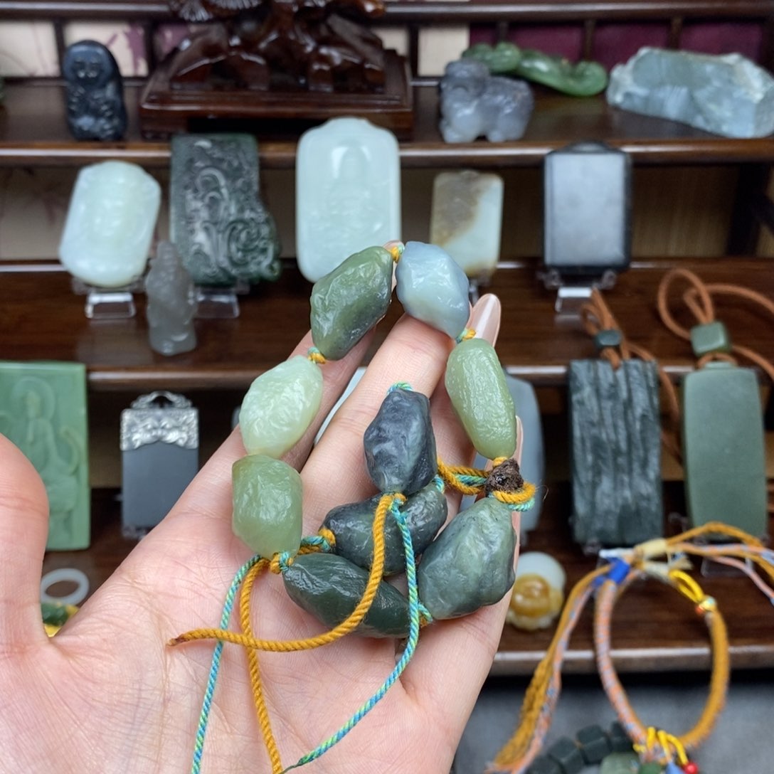 和田玉颈饰未镶嵌时**影