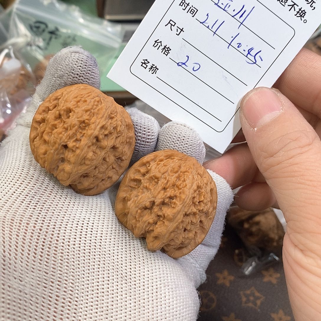 桃核把件迹*野生小众。     