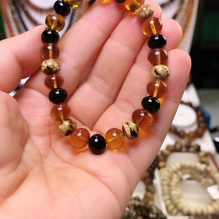 豆***豆琥珀未镶嵌裸石抚顺琥珀8+300