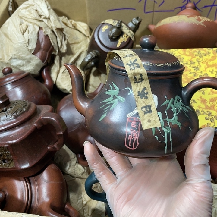 紫砂茶壶原矿泥料，手工制作的一把紫砂壶。