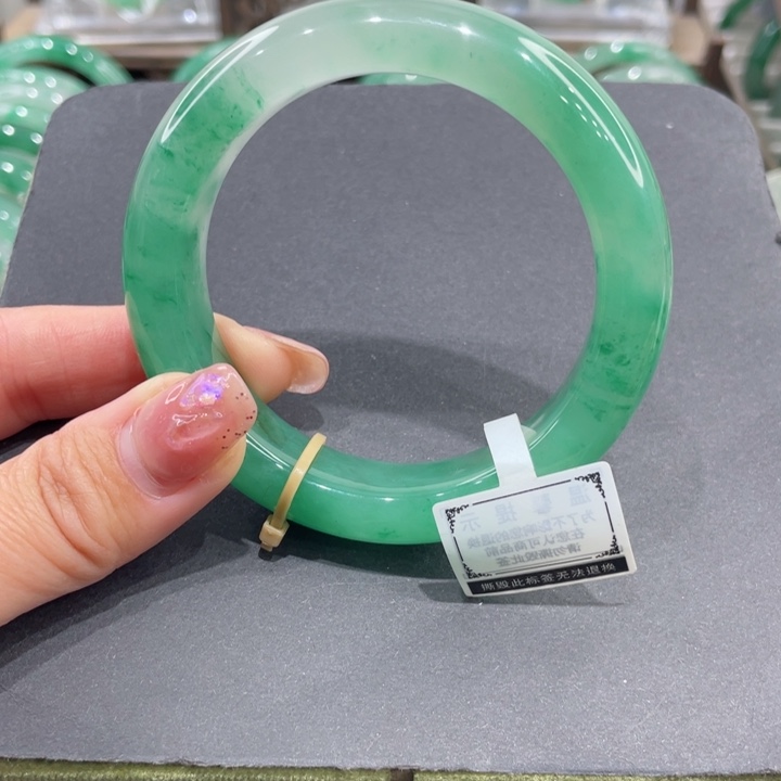 未镶嵌手镯石英质玉