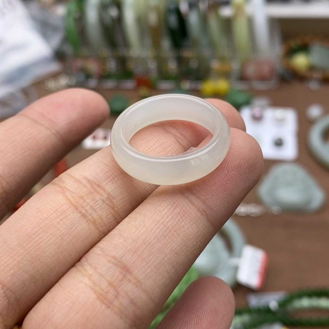 未镶嵌戒圈和田玉来****?