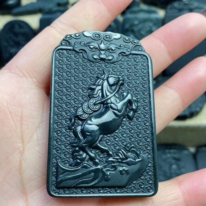 和田玉（青玉）颈饰未镶嵌双面雕刻