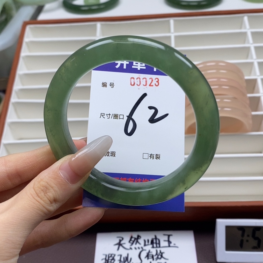 蛇纹石玉手镯未镶嵌