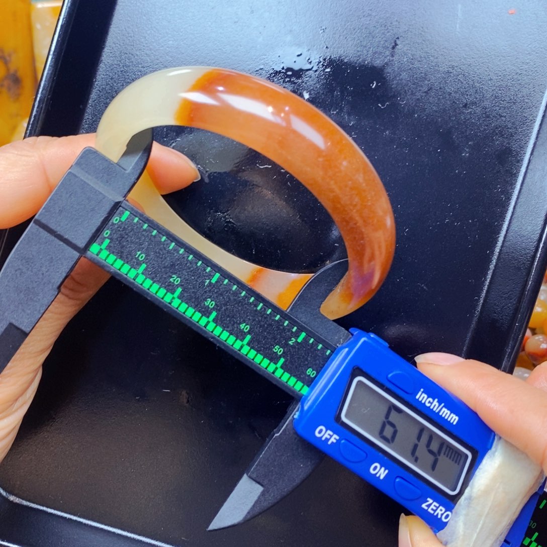 未镶嵌石英质玉（黄龙玉）颈饰