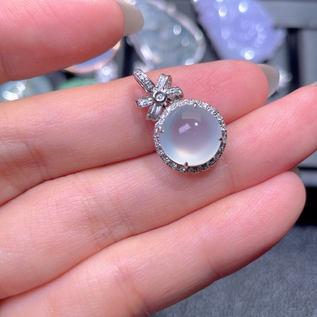 颈饰18K金镶嵌翡翠翡翠