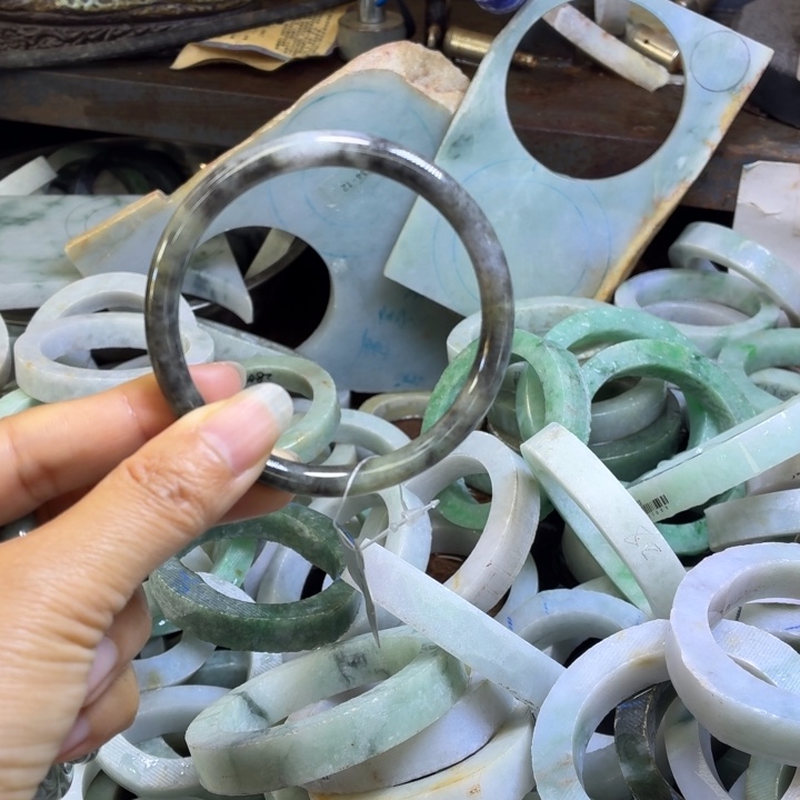 梦***随翡翠未镶嵌手镯翡翠手镯