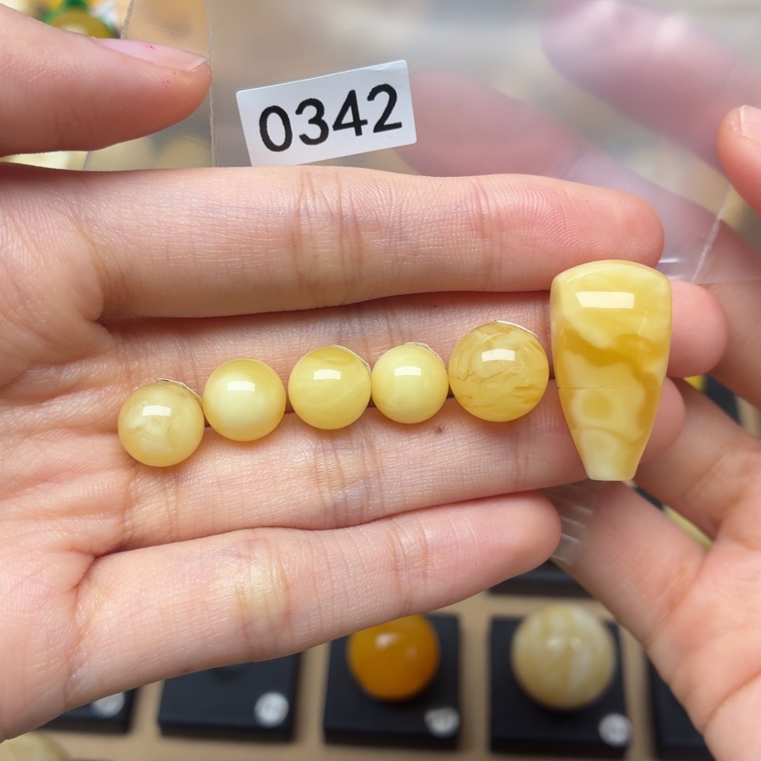 小***何琥珀未镶嵌裸石蜜蜡微瑕