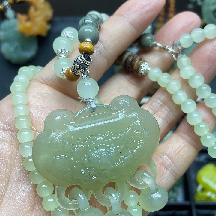 未镶嵌蛇纹石玉颈饰