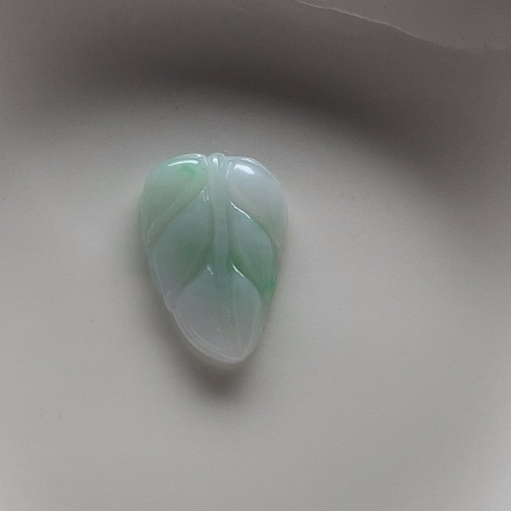 翡翠未镶嵌挂件牛奶叶子