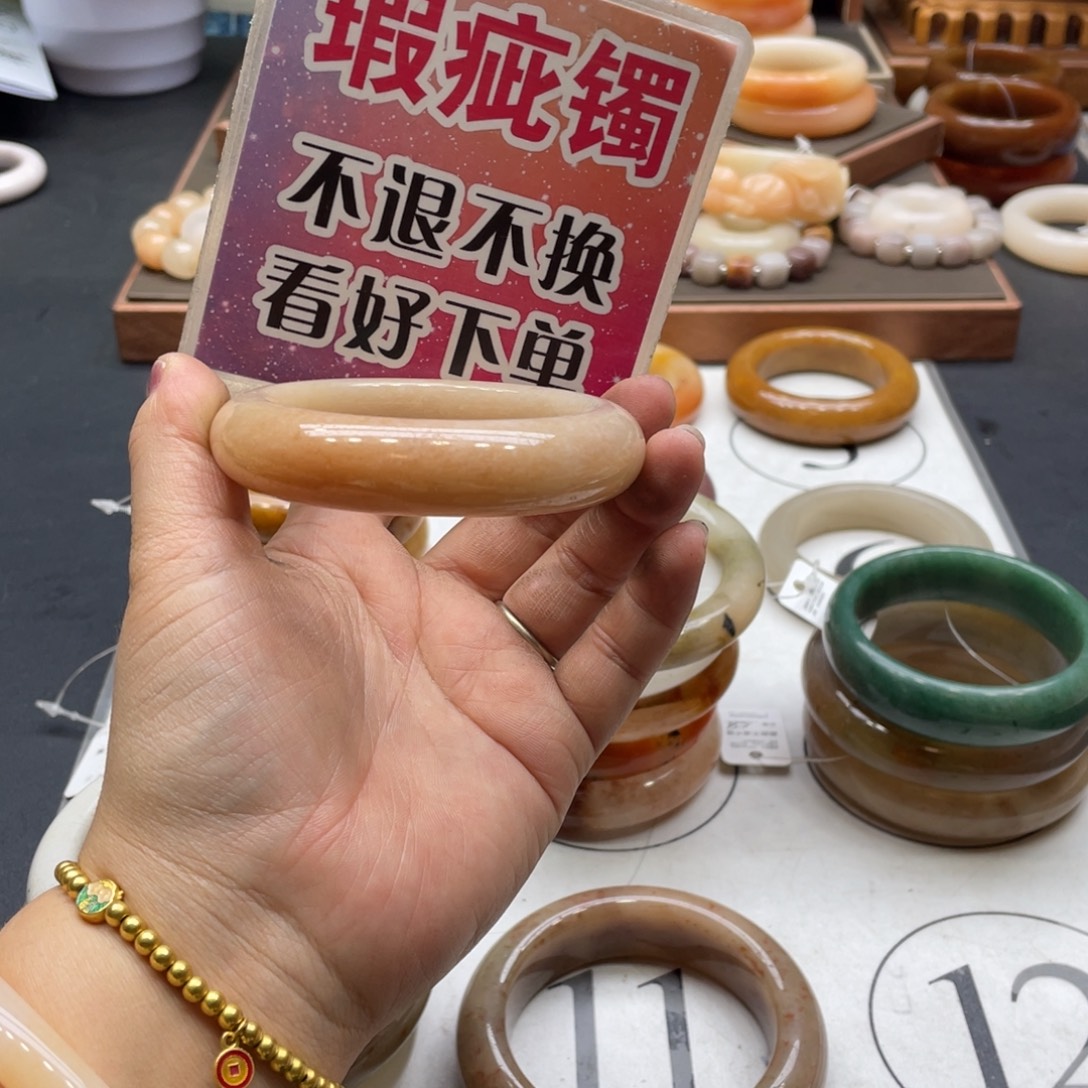 小***果石英岩玉未镶嵌手镯