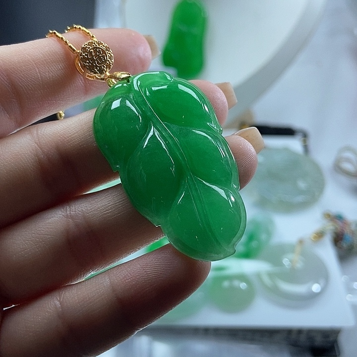 翡翠未镶嵌吊坠(赠链)