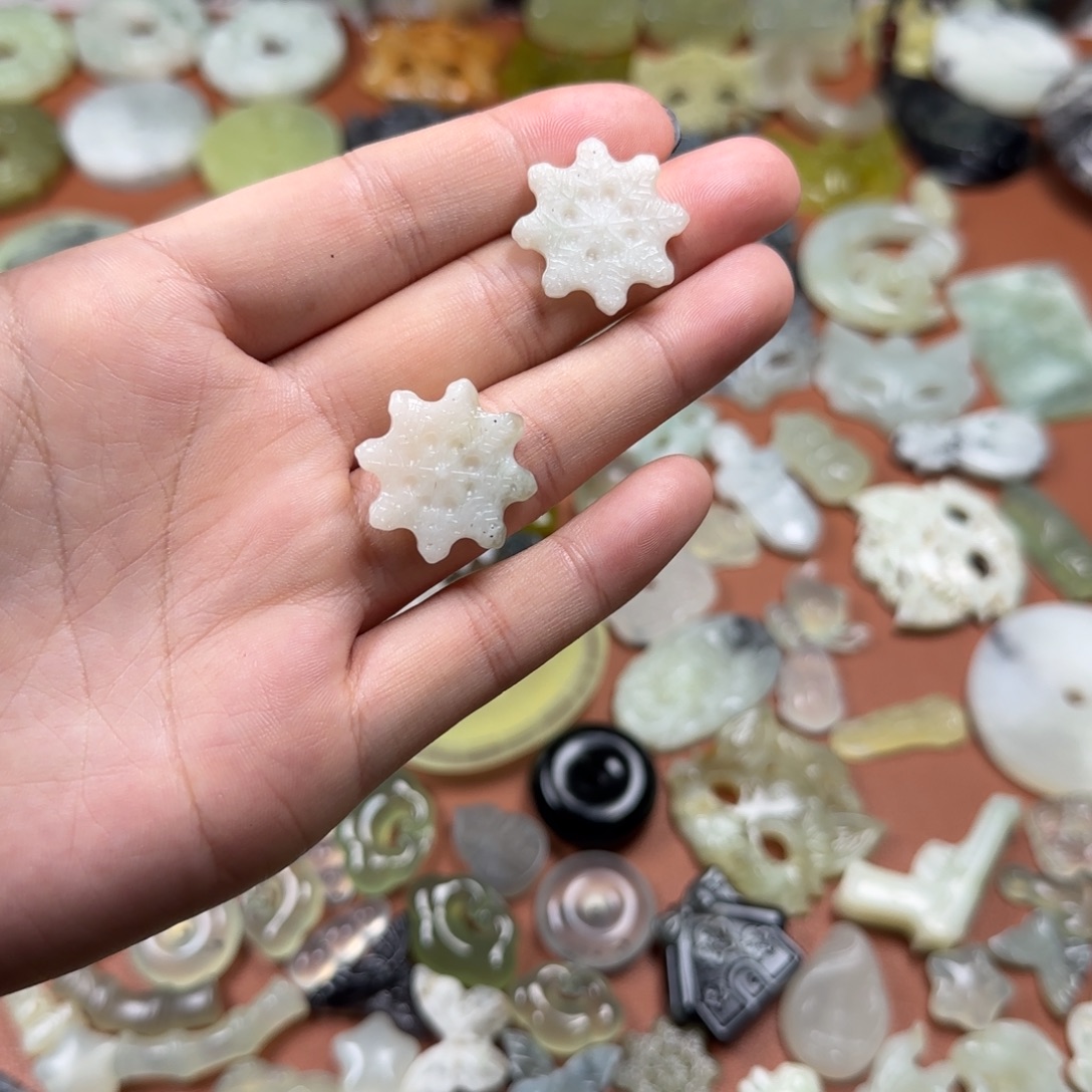 蛇纹石玉未镶嵌颈饰雪花
