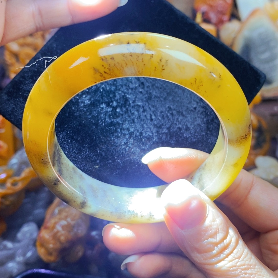 未镶嵌石英质玉（黄龙玉）颈饰