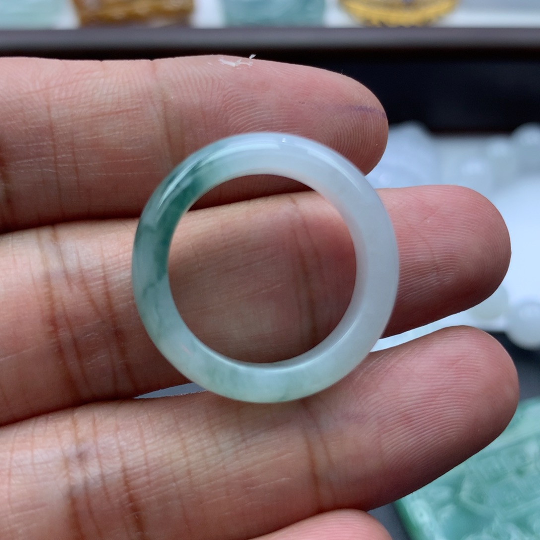 翡翠未镶嵌颈饰刘***?