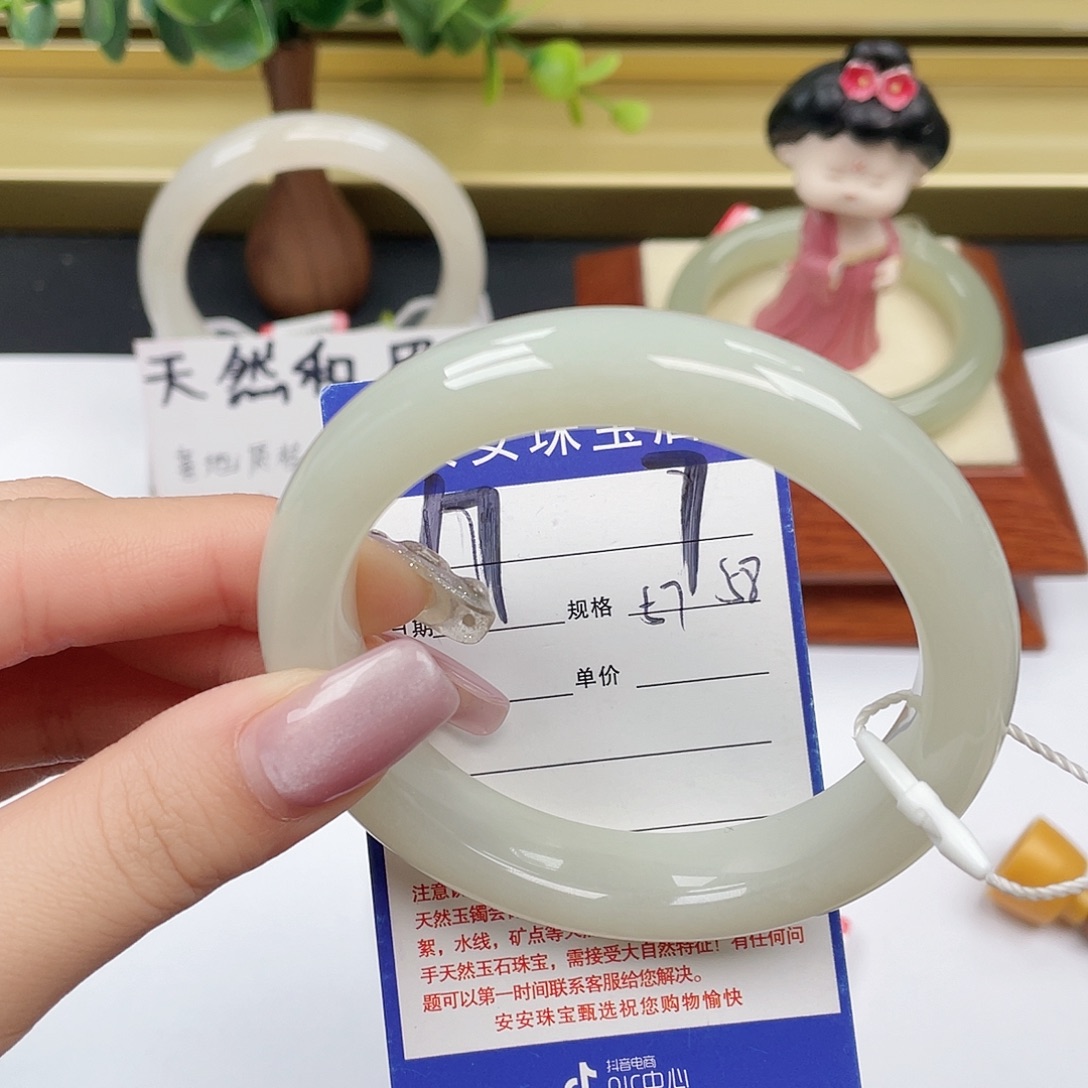 和田玉未镶嵌手镯