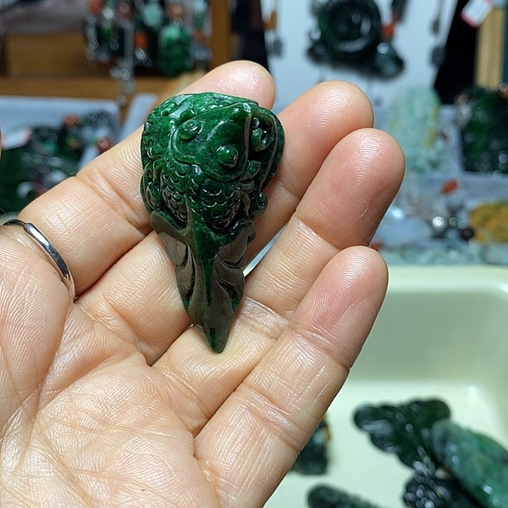 翡翠未镶嵌吊坠(赠链)