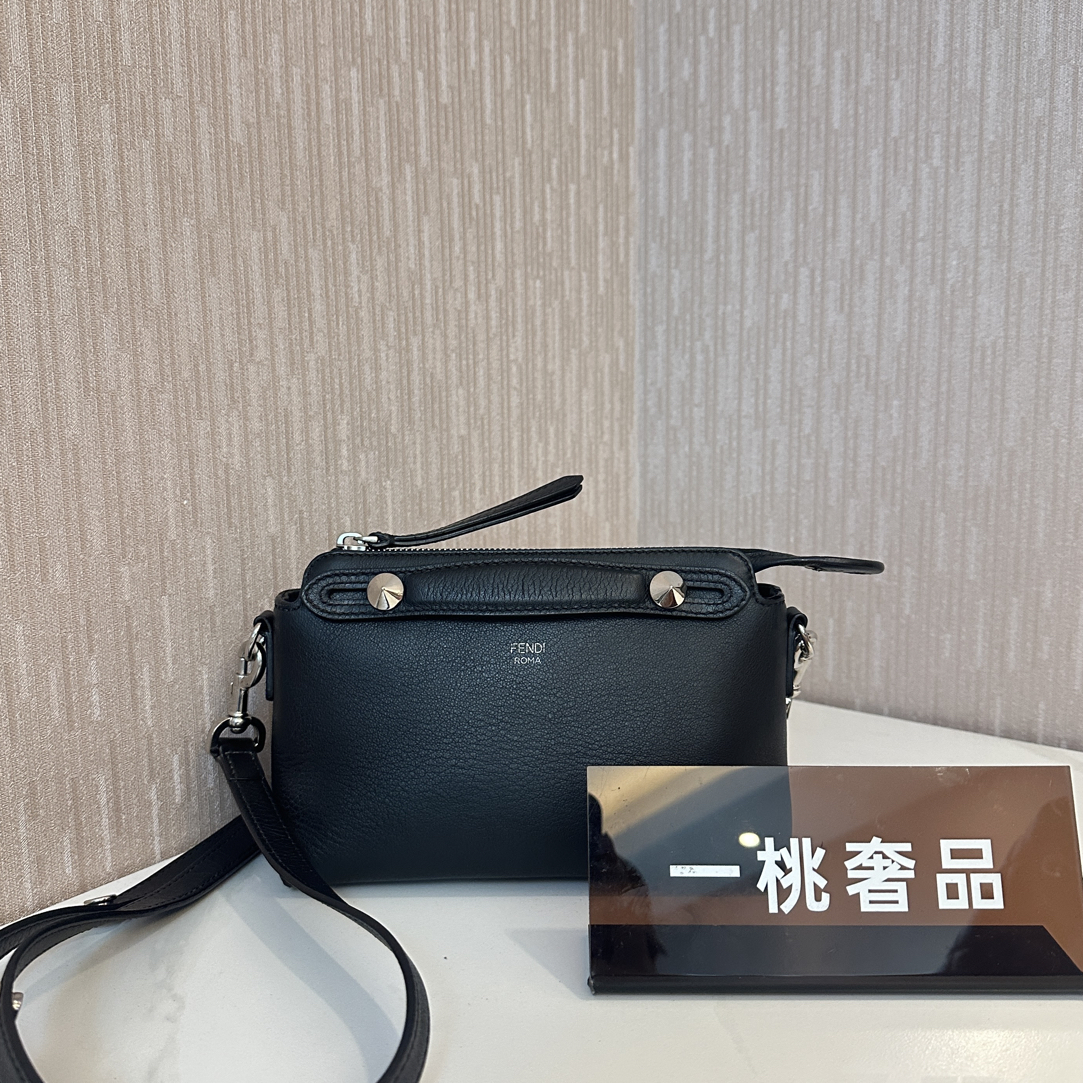 95新 FENDI/芬迪 一桃/98新/芬迪 黑色手提by the way斜挎