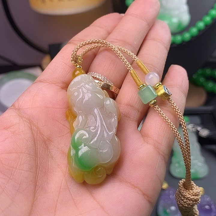 翡翠未镶嵌吊坠(赠链)