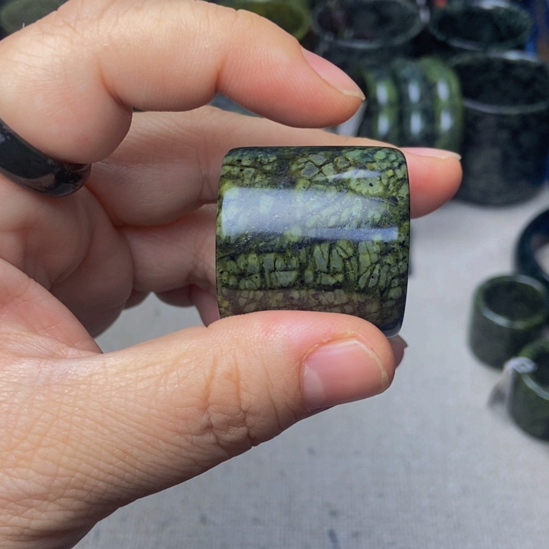 蛇纹石玉戒指未镶嵌日**竹