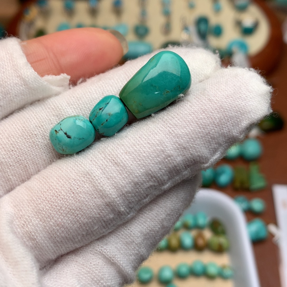 聴***风绿松石未镶嵌珠宝奇石