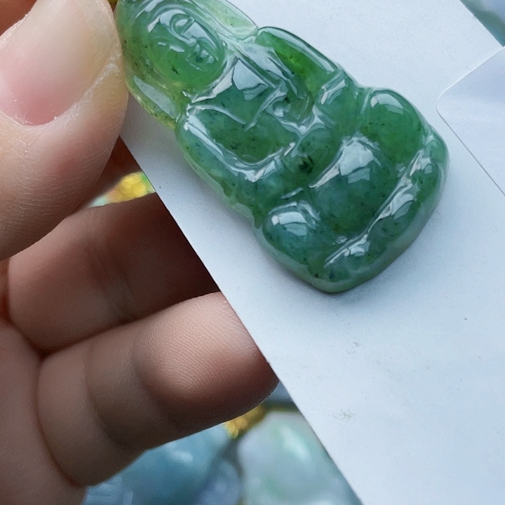 翡翠未镶嵌颈饰好