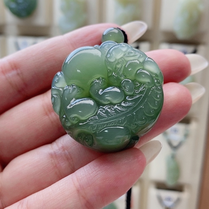 高***酒和田玉未镶嵌颈饰