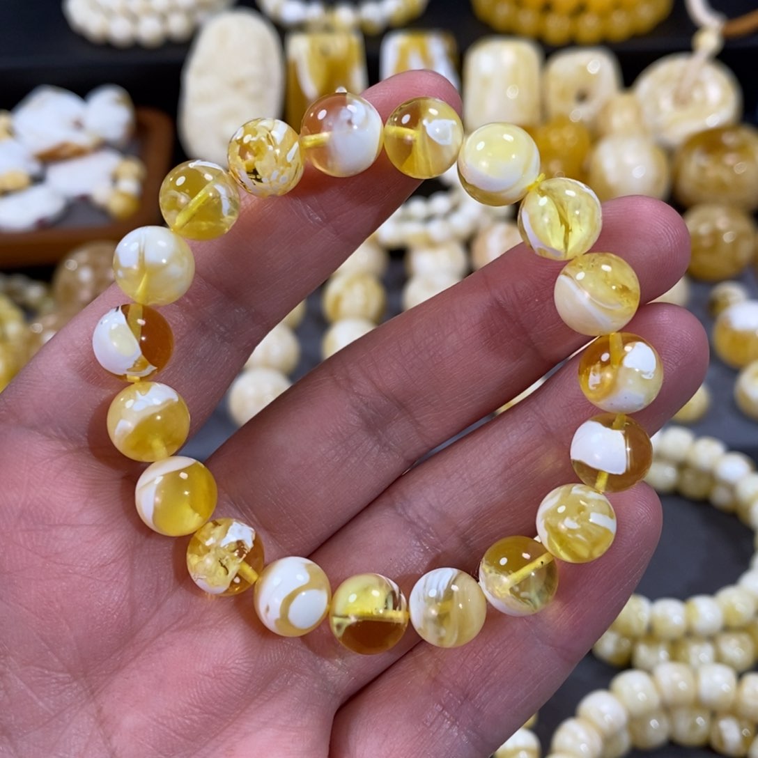 蜜蜡手串未镶嵌金漆白溶洞圆珠手串