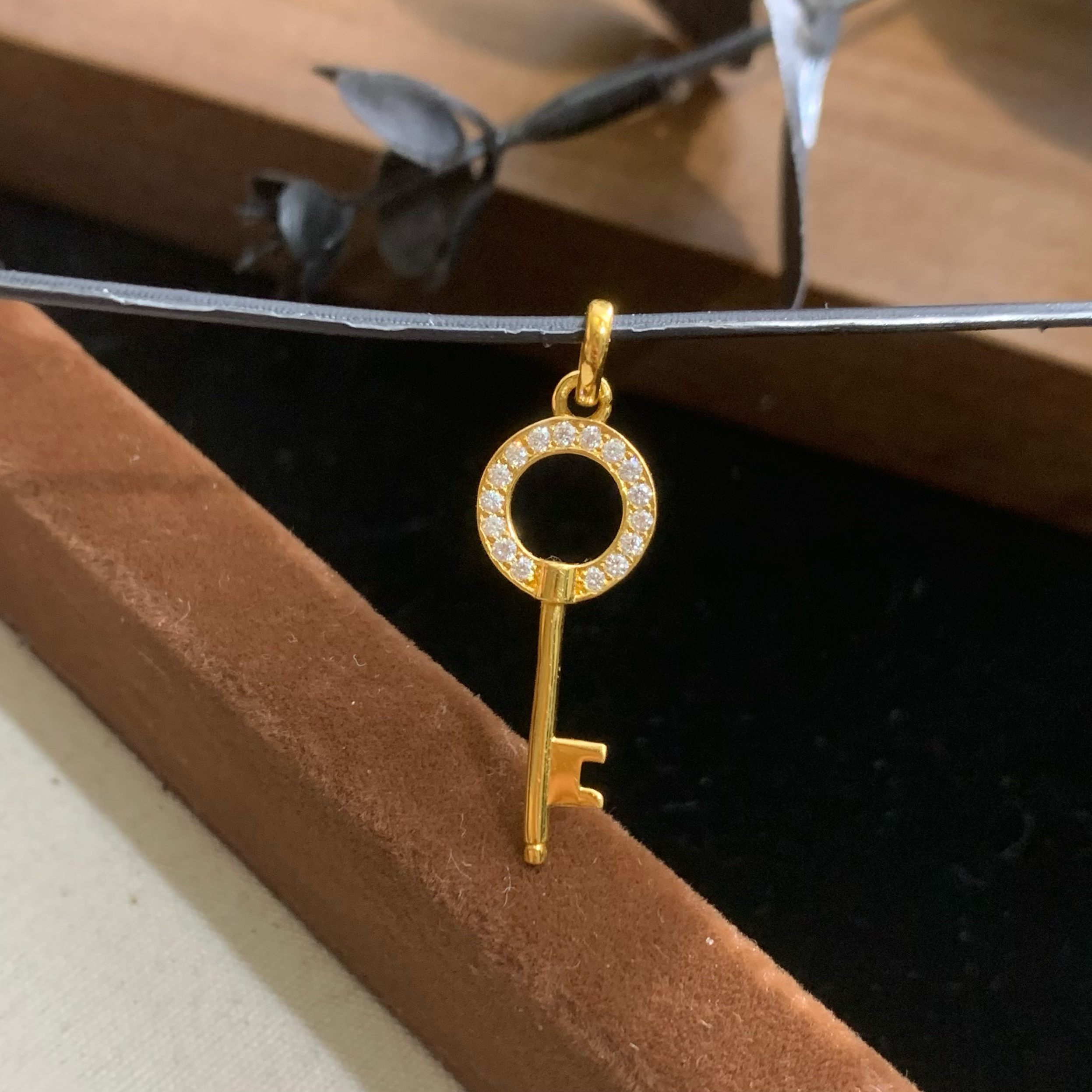 足金999 黄金5G工艺 圆形钥匙莫桑吊坠