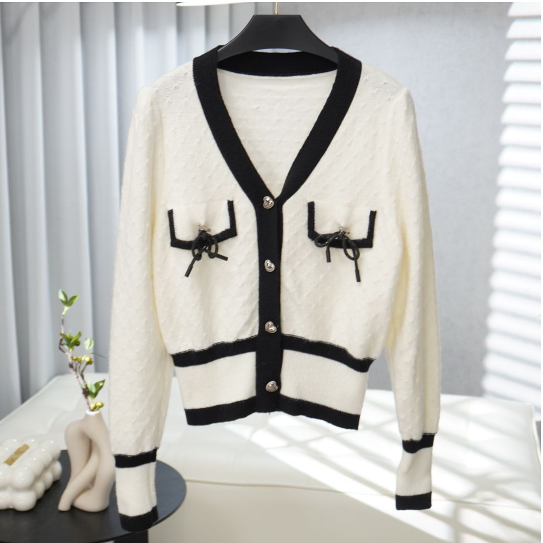 麦系列  Y149   女装时尚撤柜小香V领开衫-米白W221610538100S