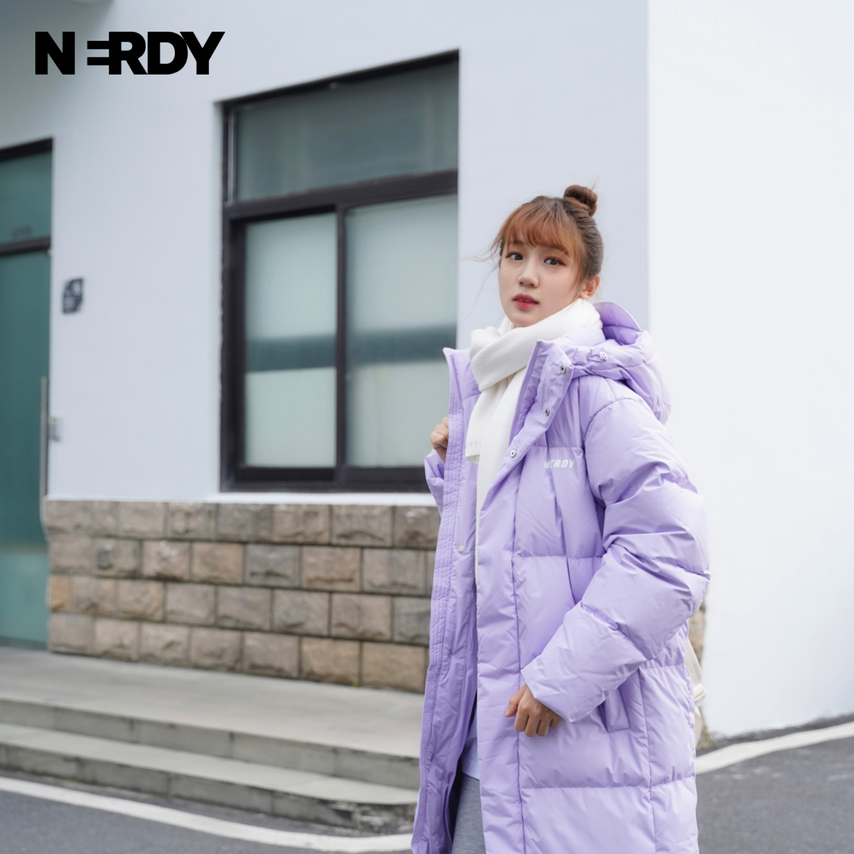 NERDY新风潮2023冬季新情侣同款长版过膝加厚保暖连帽羽绒服穿搭