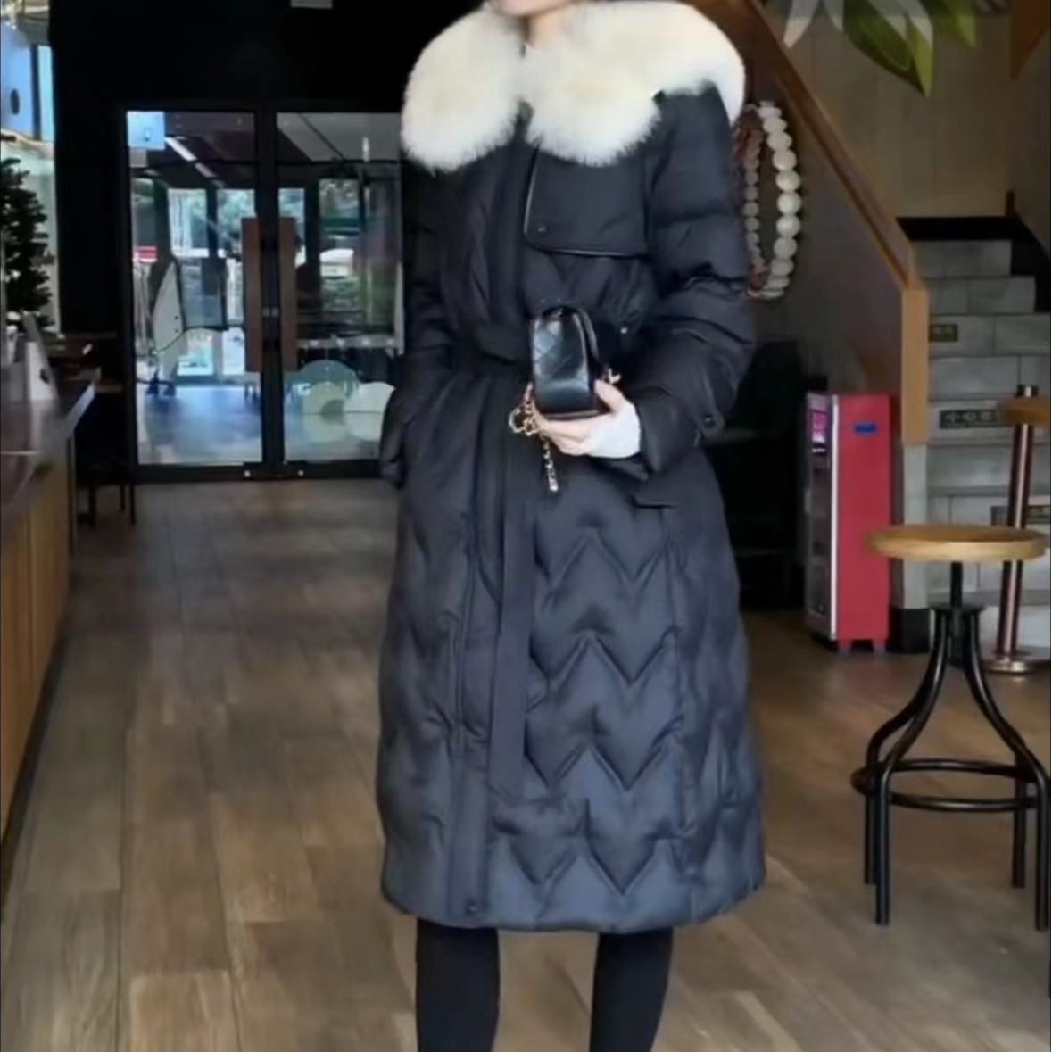 2023网红加厚冬季时尚显气质瘦洋气百搭女拼毛领棉服外套黑色收腰