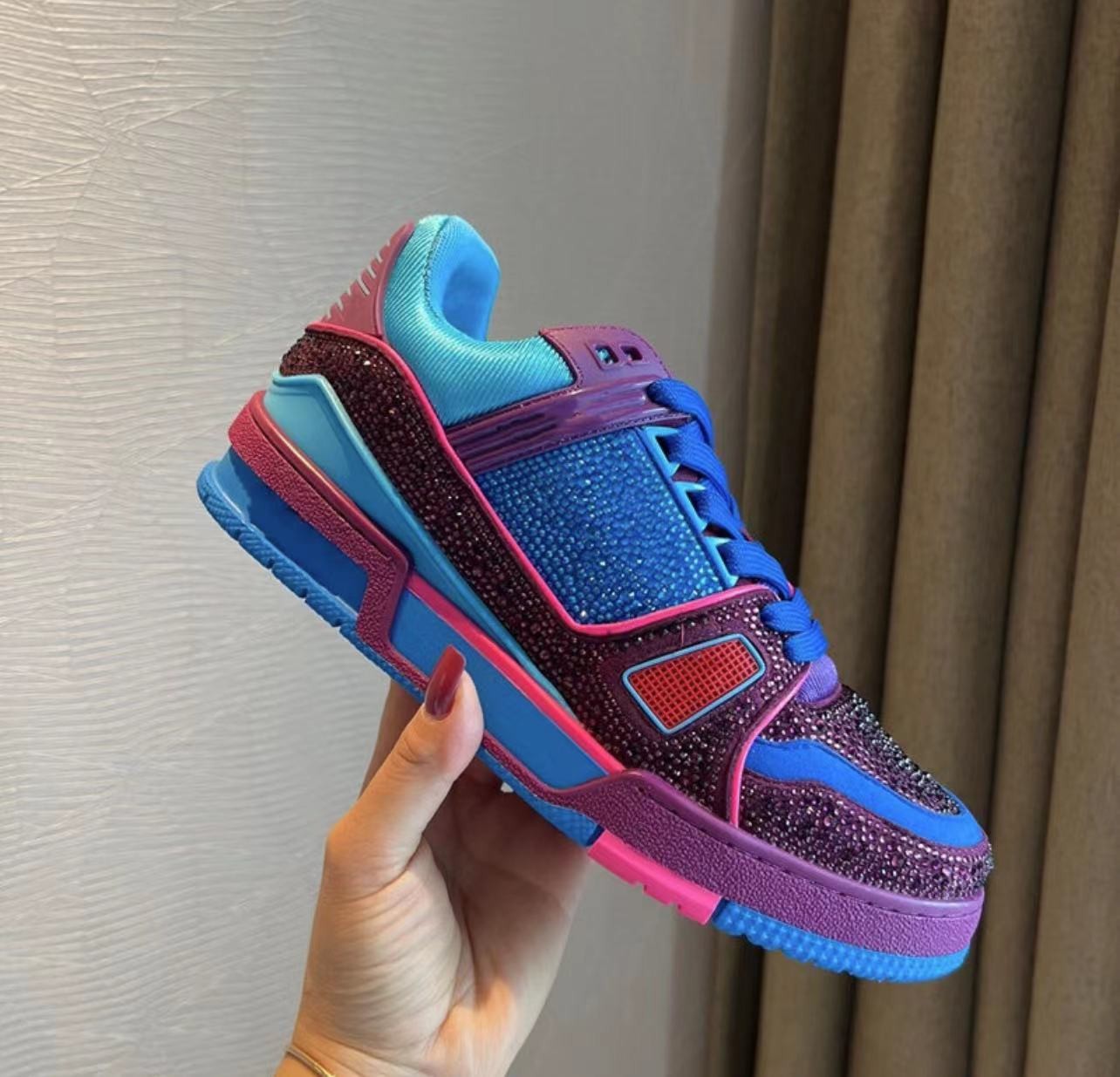 2023年时尚爆款男女同款钻款系列轻奢休闲鞋