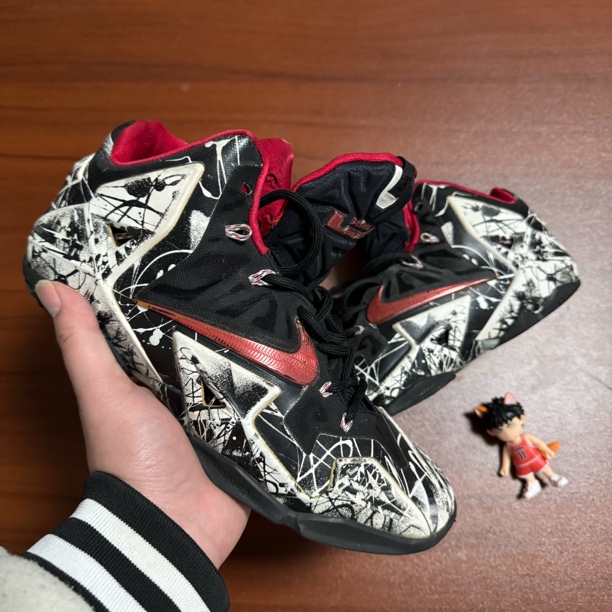 95新 NIKE/耐克 勒布朗11/黑白涂鸦/42.5码篮球鞋