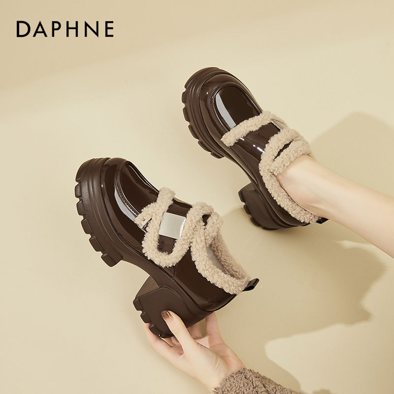 达芙妮粗跟增高乐福鞋女冬季2025新款金属装饰高跟单鞋加绒小皮鞋