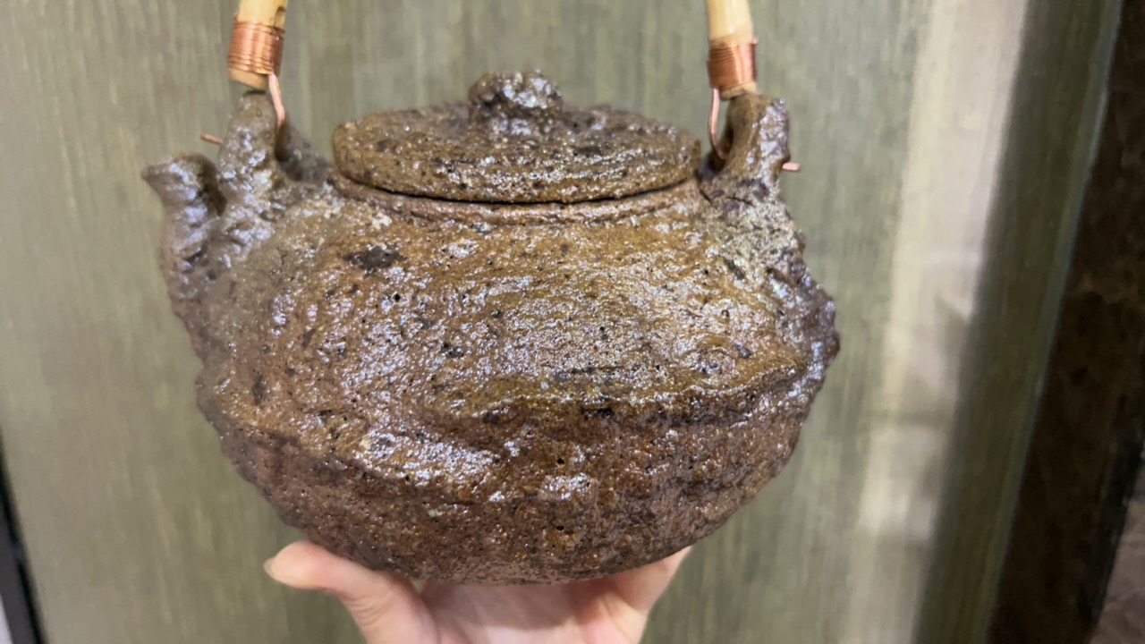悦乐.荥经黑砂纯手工制作 自然冷却粗泥竹根提梁壶1000cc左右容量