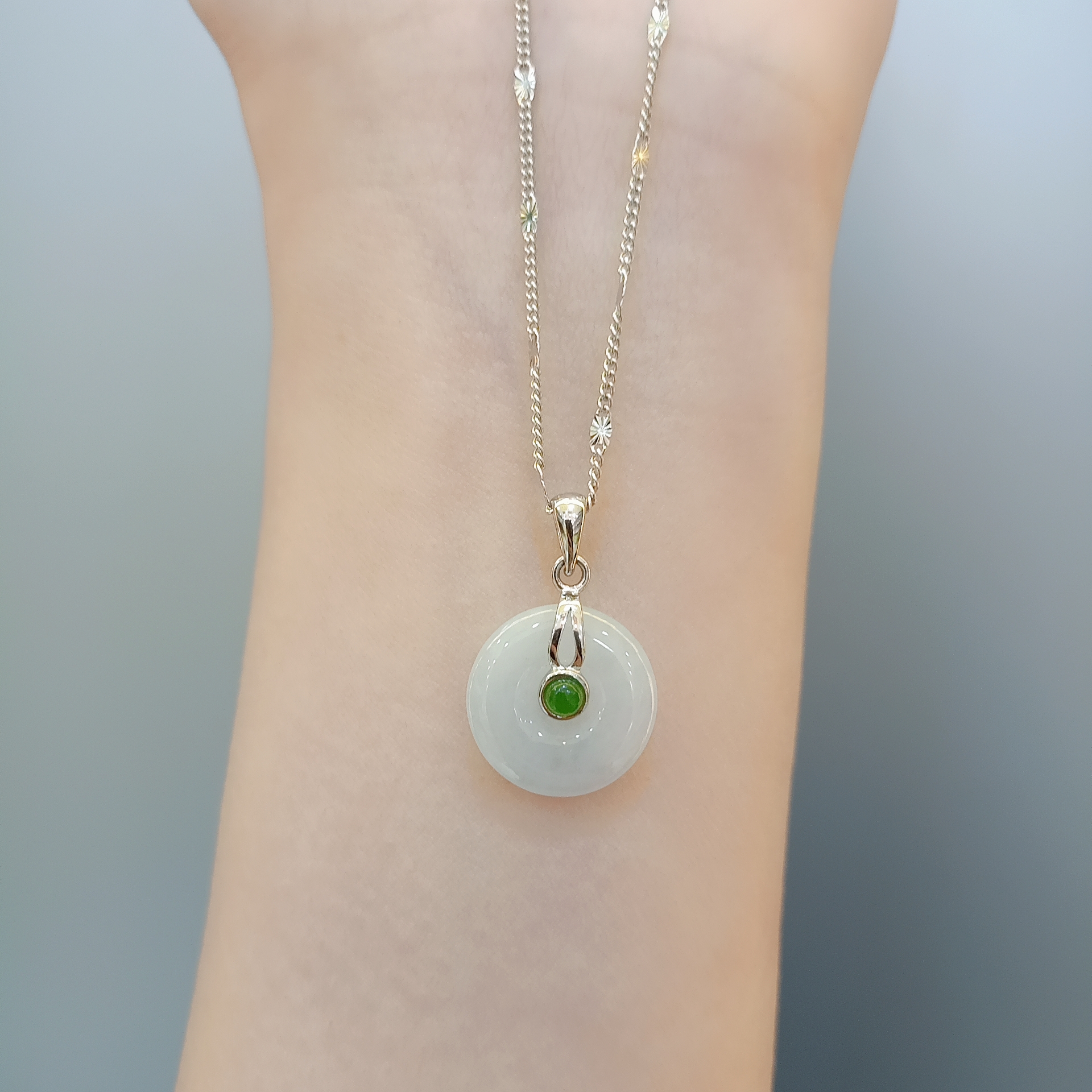 A货翡翠挂件，925银镶嵌，时尚设计，平安扣15-18mm