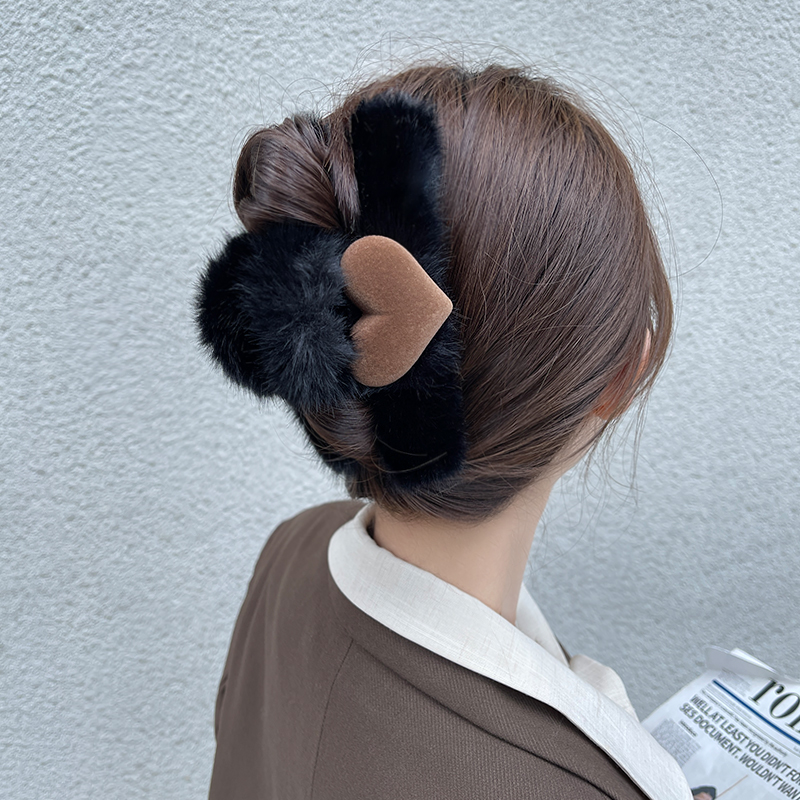 大号盘发夹可爱毛绒头饰2024秋冬新款爱心法式抓夹