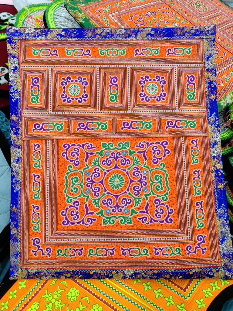 手工盘绣花形电脑刺绣防针盘绣背带