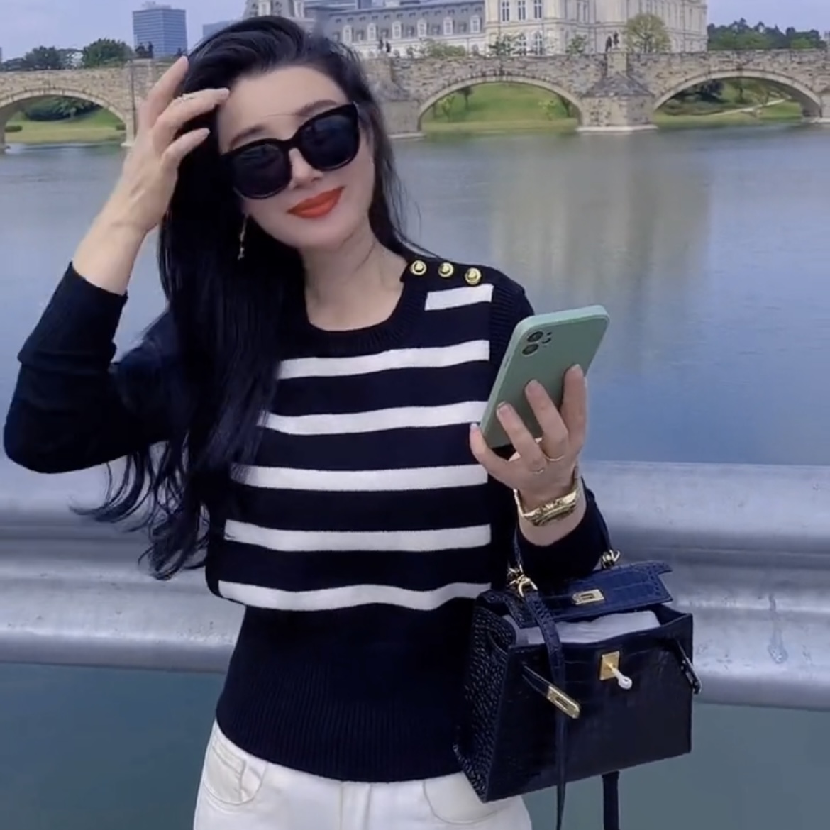 深圳南油秋冬条纹圆领时尚背心