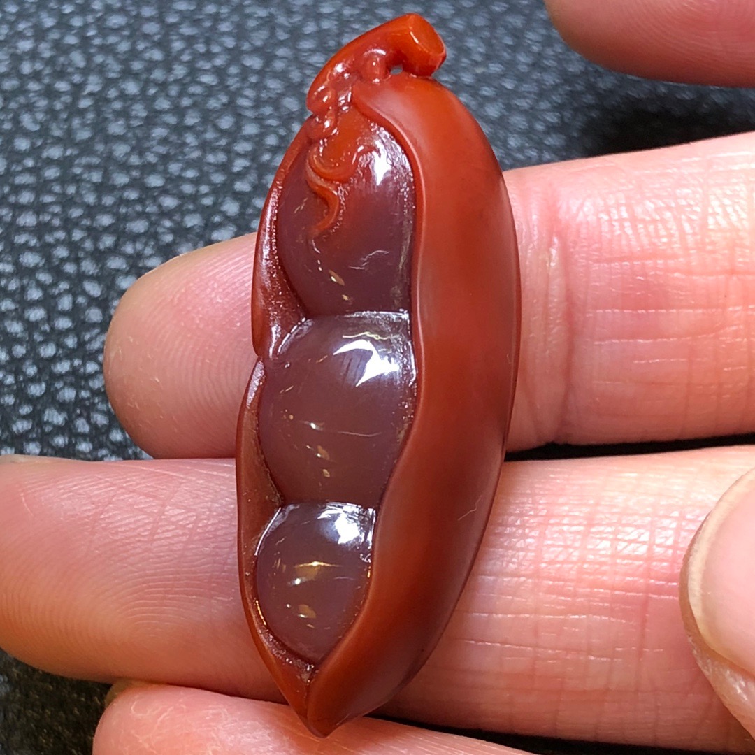 原矿保山南红俏色巧雕锦红福豆吊坠，尺寸40.5/15.82/9.8mm