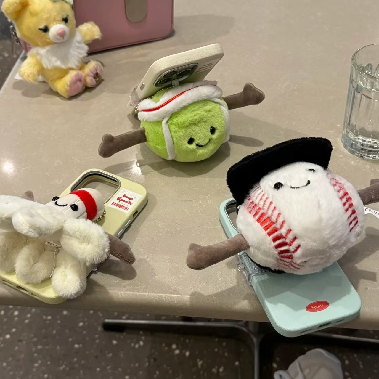 可爱毛绒表情球类运动斜挎背夹壳适用于iPhone15promax手机壳少女