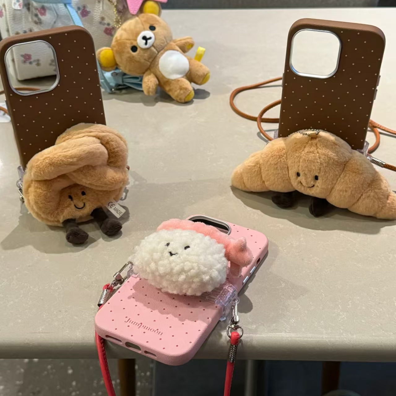 可爱美食公仔毛绒斜挎背夹仿皮壳适用于iPhone15promax手机壳少女