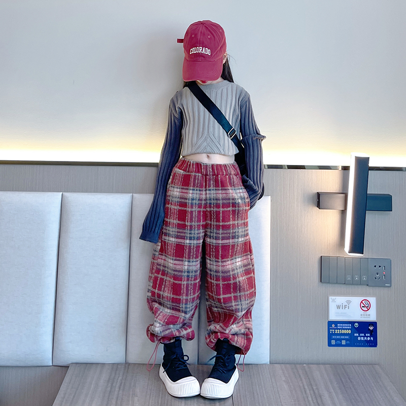 女童裤子秋冬2023新款加绒加厚毛呢格子休闲裤复古拖地儿童阔腿裤