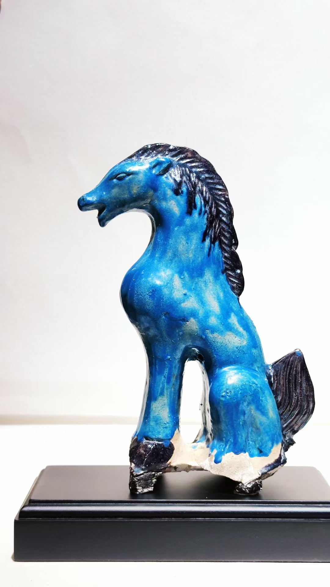 孔雀蓝釉天马，案头陈设美品。蓝色