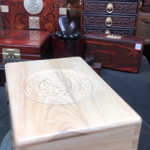 木30。20。 16樟木箱子上