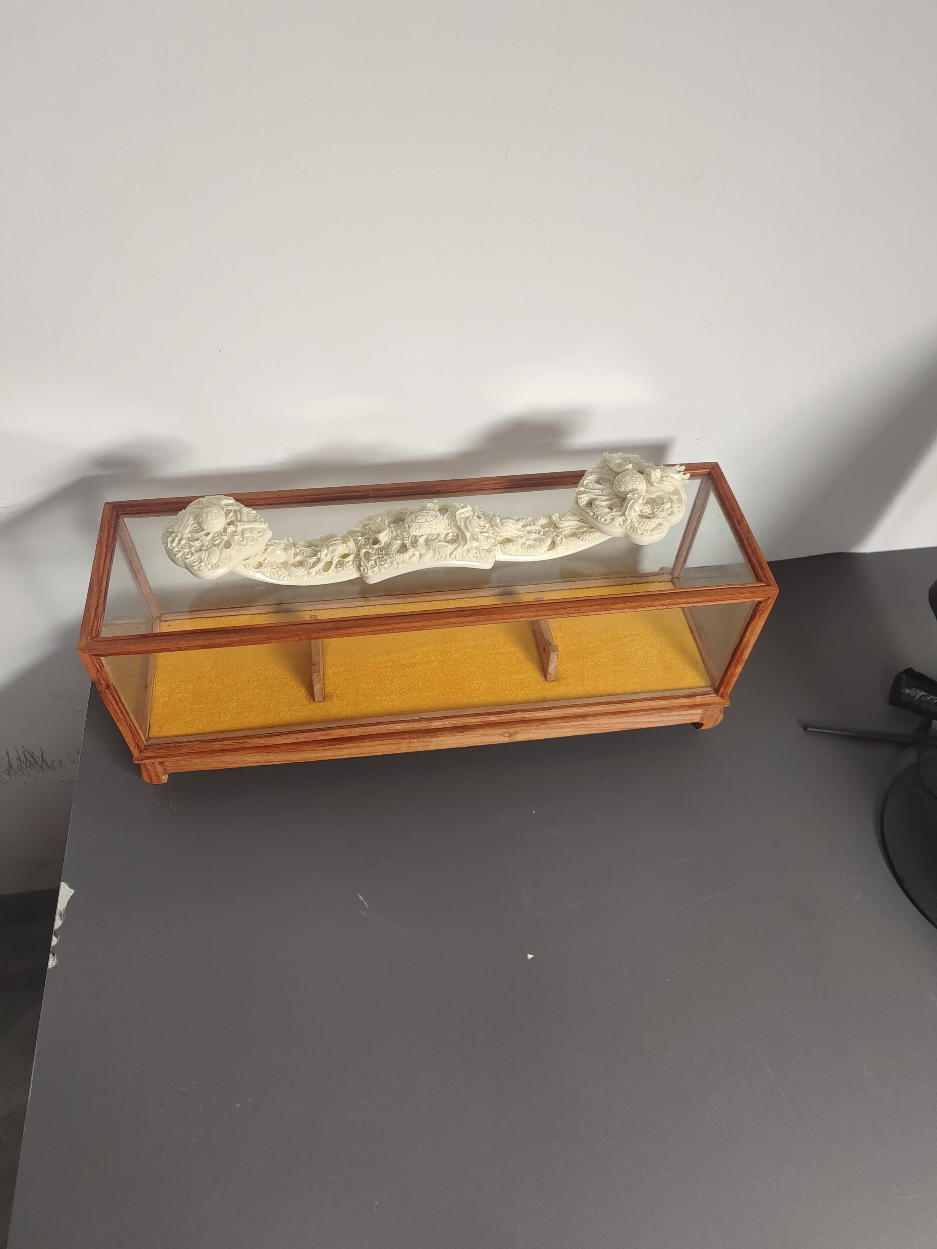 【爆款】手工精雕猛牙如意摆件配玻璃框