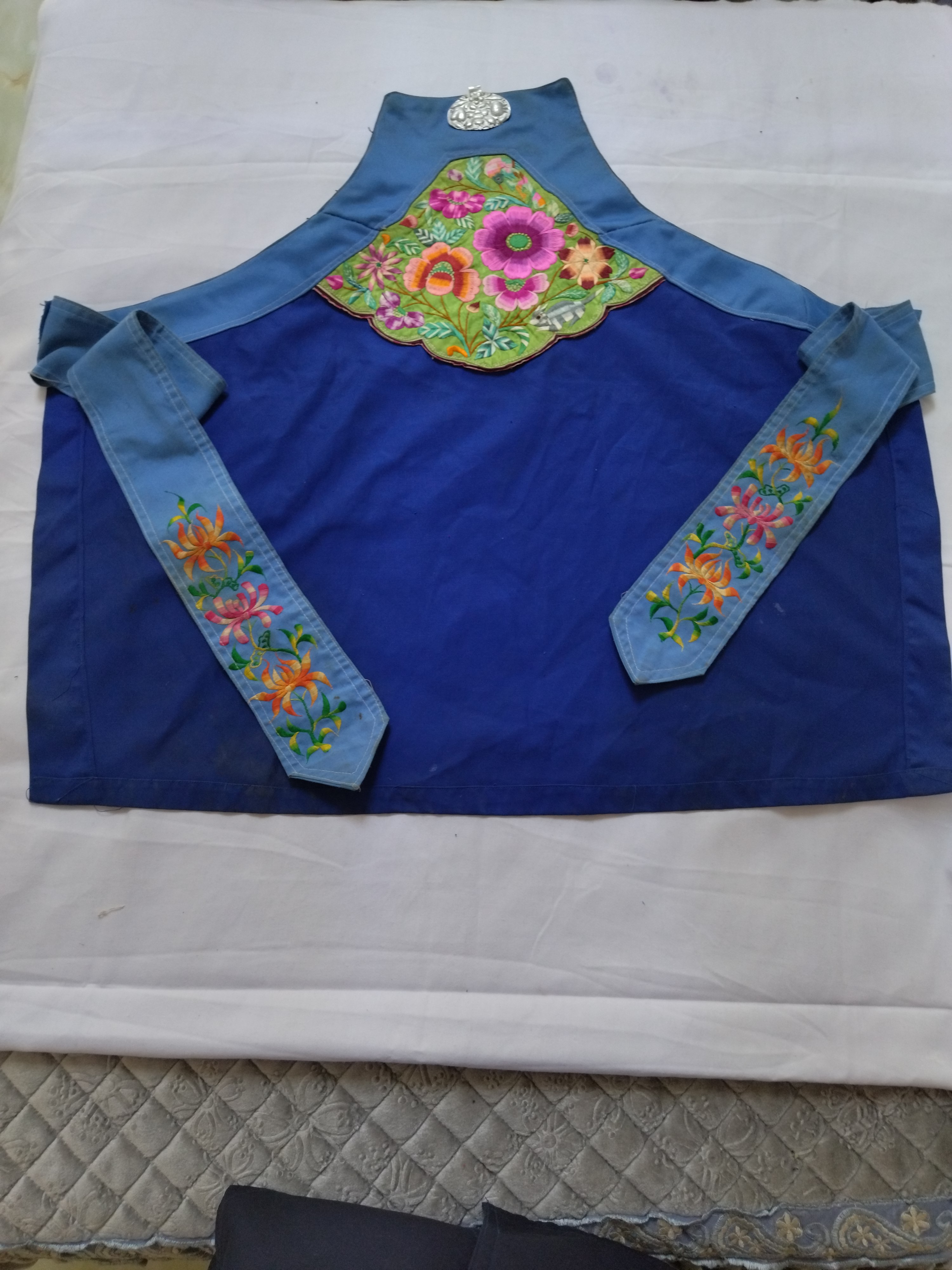 贵州黔西苗族纯手工绣肚兜